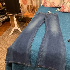 ZARA Woman’s skinny flare jeans.